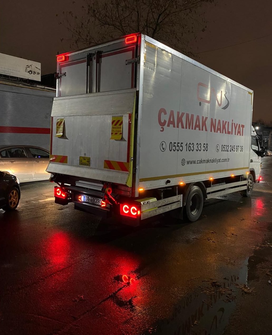 Gece yükleme için hazır asansörlü Çakmak Nakliyat kamyonu