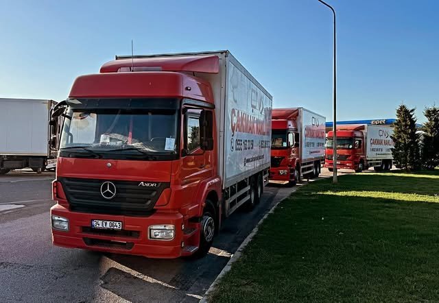İstanbul’da sıralanmış kırmızı Mercedes kamyon filosu